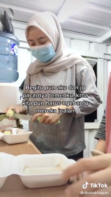Idaman! Wanita Ini Rajin Bantu Kekasihnya Jualan Sate Taichan