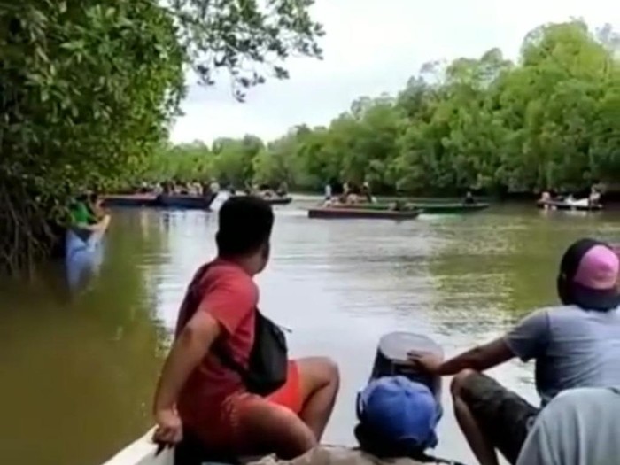 Warga Kelumpang Selatan, Kalsel, diterkam buaya saat mencuci kepiting. Puluhan warga ikut dalam pencarian (Screenshot video viral)