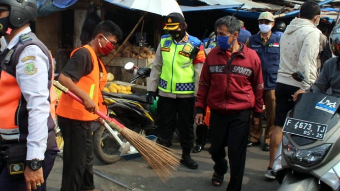 Warga Sukabumi dihukum karena langgar protokol kesehatan.