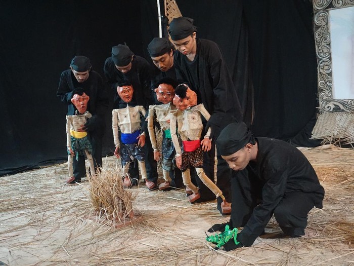Wayan Brayut Melayangan karya Kacak Kicak Puppet Theatre