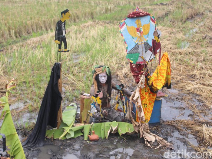 Seorang petani di Desa Terung Wetan, Kecamatan Krian menggelar pertunjukan wayang kontemporer di tengah sawah. Itu sebagai wujud rasa syukur atas panen padi yang melimpah.