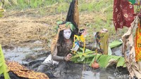 Ada juga wayang panen Sidoarjo yang dibuat bak sebuah pementasan di tengah sawah.  Foto: Suparno
