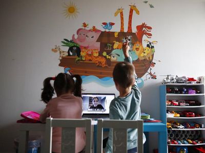 Melihat Sekolah Online di Yunani