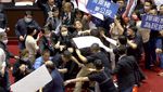 Anggota DPR Taiwan Lempar Usus dan Jeroan Babi Saat Rapat