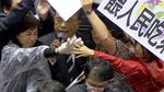 Anggota DPR Taiwan Lempar Usus dan Jeroan Babi Saat Rapat