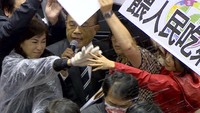 Para anggota DPR dari kubu oposisi mengatakan keputusan pemerintah belum lama ini untuk mengizinkan impor daging babi yang mengandung ractopamine, bahan aditif untuk babi yang dilarang di Taiwan dan di negara-negara Uni Eropa, merupakan ancaman bagi kesehatan. FTV via AP.