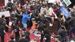 Anggota DPR Taiwan Lempar Usus dan Jeroan Babi Saat Rapat