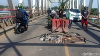 Lantai yang berlubang berada di tengah jembatan Poncol dengan panjang 2 meter dan lebar 1,5 meter.