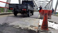 Meski tertutup besi, untuk sementara belum bisa dilalui kendaraan besar dan berat.