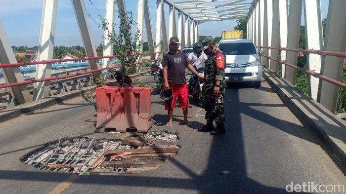 Begini Kondisi Lantai Jembatan Poncol yang Ambrol Lantai jembatan Poncol, jalur utama Pejagan-Purwokerto, di Desa Kedungbokor, Larangan, Brebes, Jateng, ambrol dan berlubang. Begini kondisinya.