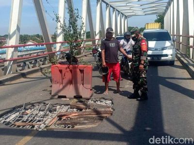 Begini Kondisi Lantai Jembatan Poncol yang Ambrol