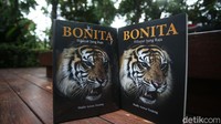 Buku Bonita HIkayat Sang Raja itu memiliki 400 halaman. Buku tersebut dirilis pada Jumat (27/11/2020), di Arboretum Lukito Daryati, Gedung Manggala Wanabakti KLHK, Jalan Gatot Subroto, Jakarta Pusat. Peluncuran buku itu sekaligus dikemas dengan acara bedah buku. (Rifkianto Nugroho/detikFOTO)