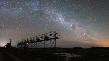 Pemenang pelajar kategori Ecology in Action adalah James Orr dengan karyanya Constant Flow. Fotonya memperlihatkan galaksi Bima Sakti di atas instrumen eksperimen. Foto: James Orr/British Ecological Society Photography Competition
