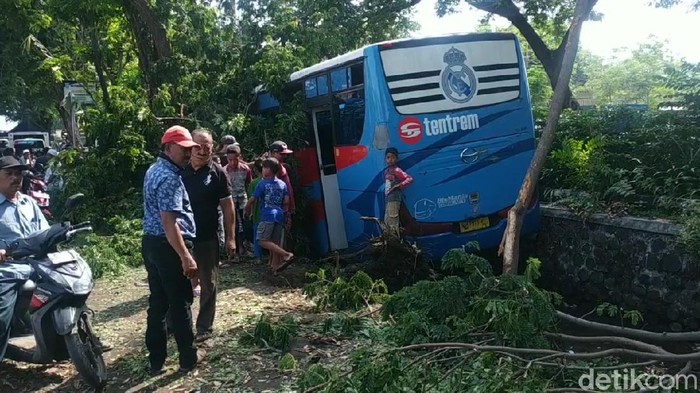Bus Oleng Masuk Parit Hindari Pesepeda, 1 Orang Tewas