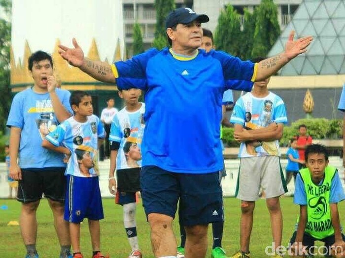 Cerita Maradona Minta Sepatu dan Kaos saat Coaching Clinic di Surabaya