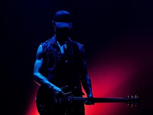 Cristiano Ronaldo Bikin Heboh, Jadi Gitaris Otot Tetap Kekar