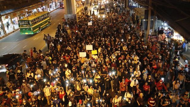 A crowd of protesters march in Bangkok, Thailand, Saturday, Nov. 28, 2020. Pro-democracy demonstrators are continuing their protests calling for the government to step down and reforms to the constitution and the monarchy, despite legal charges being filed against them and the possibility of violence from their opponents or a military crackdown. (AP Photo/Sakchai Lalit)