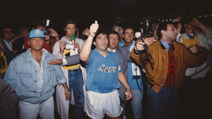 BUENOS AIRES, BUENOS AIRES - MARCH 28: Argentine manager Diego Maradona waves to the fans prior to the 2010 FIFA World Cup South African qualifier match between Argentina and Venezuela at River Plate Stadium on March 28, 2009 in Buenos Aires, Argentina.  (Photo by Photogamma/Getty Images)