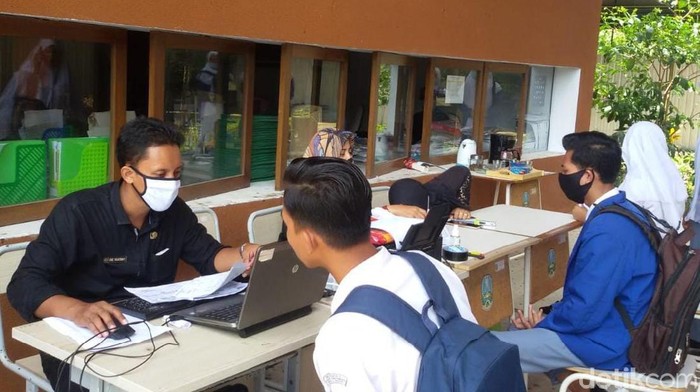 Dispendukcapil Lakukan Perekaman Data e-KTP untuk Siswa Usia 17 Tahun