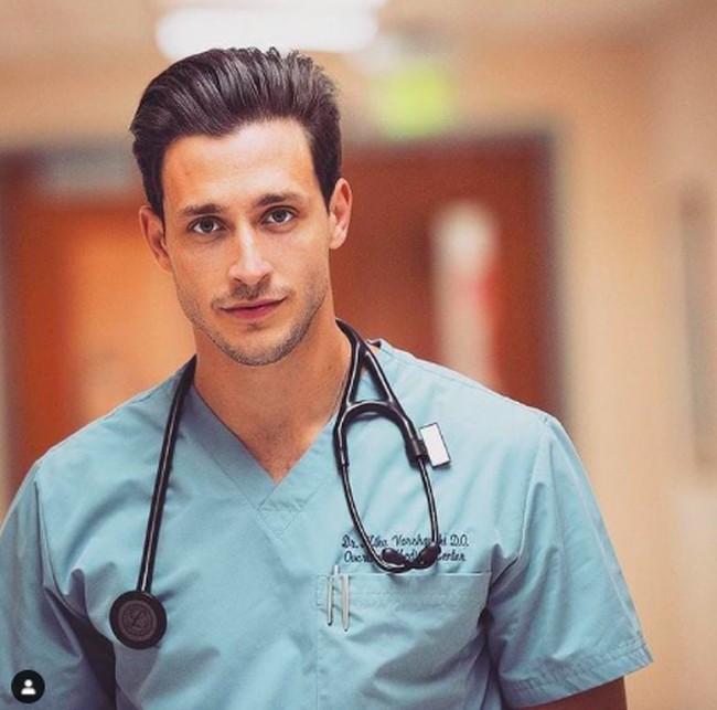 Apalagi pria yang pernah dijuluki dokter terseksi oleh Majalah People di 2015 tersebut melakukan kontak fisik dengan teman-temannya yang juga tanpa masker dan berbusana minim. Foto: instagram