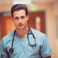 Apalagi pria yang pernah dijuluki dokter terseksi oleh Majalah People di 2015 tersebut melakukan kontak fisik dengan teman-temannya yang juga tanpa masker dan berbusana minim. Foto: instagram