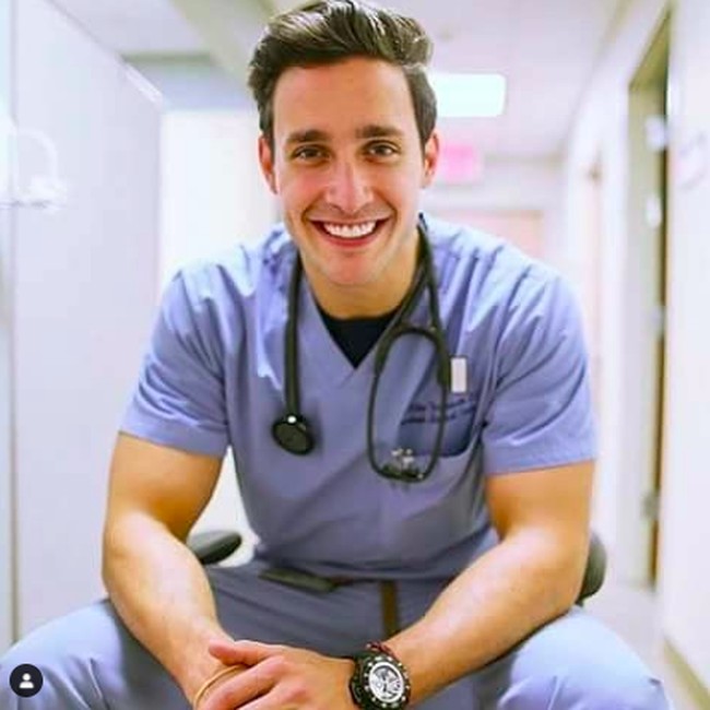 Padahal beberapa bulan lalu, ia pernah memperingatkan orang-orang untuk melakukan kebalikannya. Meski mungkin kini angka kasus COVID-19 sudah menurun, virus tersebut masih menjadi kekhawatiran dan seharusnya tetap menjadi perhatian utama. Foto: instagram