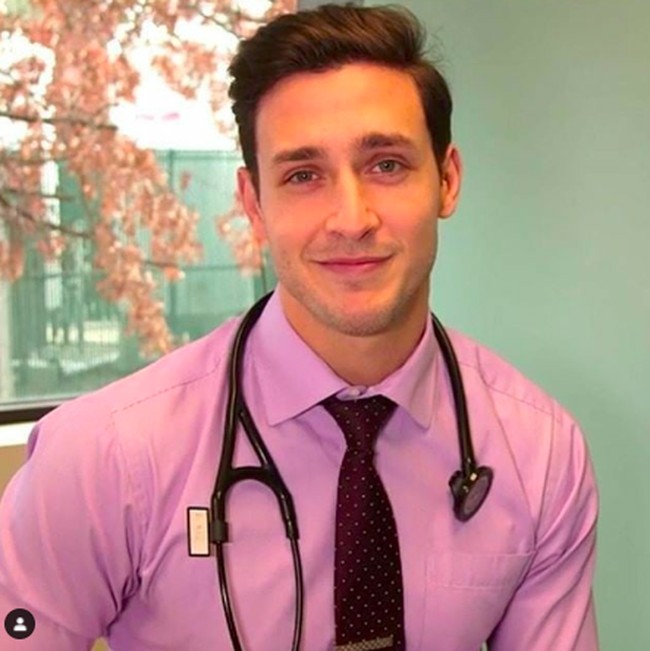 Aku tahu itu adalah hidupmu dan kamu bisa melakukan apa saja yang kamu inginkan tapi kamu memilih untuk menjadi seorang publik figur dan karena itu dan profesimu, kamu dianggap berstandar yang tinggi. Kamu seharusnya menjadi contoh. Aku dulu mengagumimu dan menghormatimu. Sekarang semua itu hilang, kata seorang netizen di Reddit. Foto: instagram