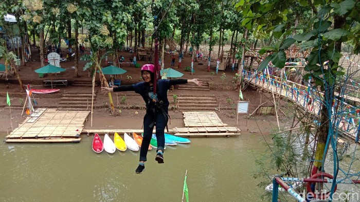 Flying Fox di Kudus Keseruan mencoba flying fox di wisata Desa Tanjungrejo Kecamatan Jekulo, Kudus, Jawa Tengah, Sabtu (28/11/2020).