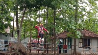 Salah satu pengunjung, Valencia (19) mengaku penasaran dengan permainan flying fox. Dirinya pun akhirnya mencoba permainan tersebut. Setelah mencobanya, kata dia merasa deg-degan karena harus melintasi sungai. (Dian Utoro Aji/detikTravel)