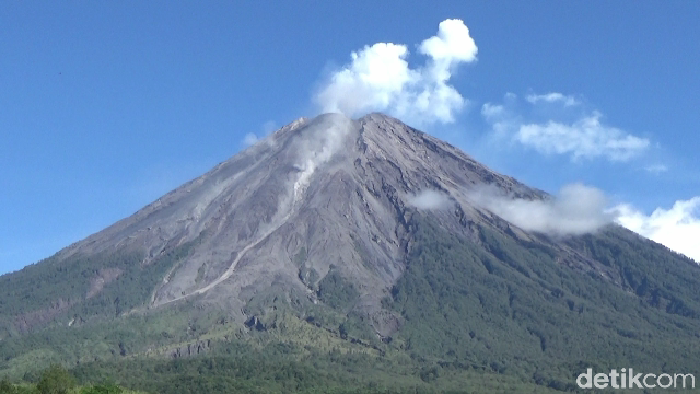 GUNUNG SEMERU LUNCURKAN LAVA PIJAR SEJAUH 300 meter