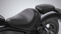 Ada dua pilihan transmisi untuk Honda CMX1100 Rebel, yaitu manual enam percepatan dan Dual Clutch Transmission (DCT) Honda. Dengan DCT, pengendara CMX1100 Rebel memiliki pilihan pemindahan gigi otomatis atau manual dengan pemindahan gigi menggunakan jempol kiri. Foto: Pool (Honda UK)