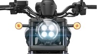 Perlengkapan standar pada Honda CMX1100 Rebel antara lain cruise control, lampu depan LED empat elemen bulat sesuai dengan bahasa gaya cruiser. Foto: Pool (Honda UK)