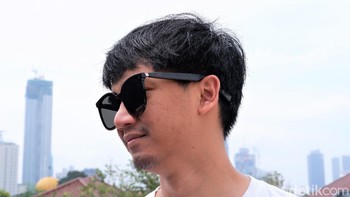 Huawei turut membekali deteksi penggunaan otomatis. Musik akan dijeda otomatis jika pengguna melepas kacamata, dan akan dilanjutkan begitu memasang kembali dalam waktu tiga menit. Jika lebih musik akan benar-benar berhenti. Foto: Adi Fida Rahman/detikINET