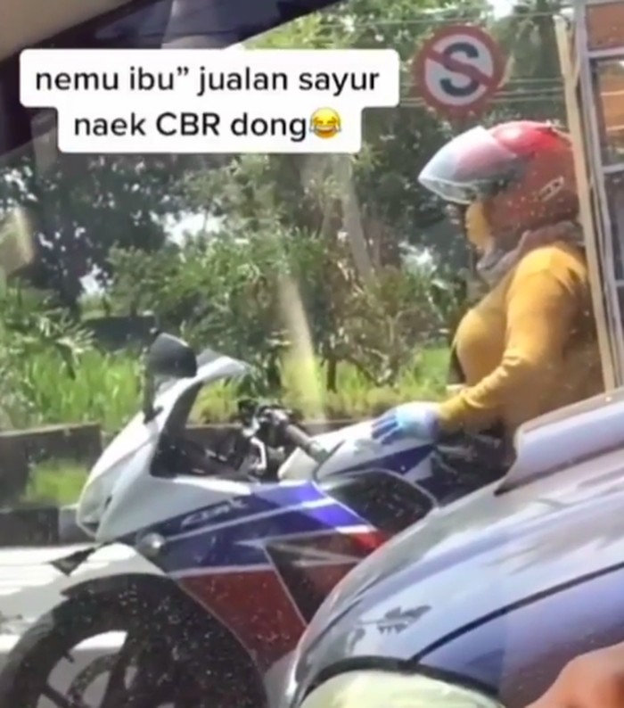 Emak Emak Tukang Sayur Naik Cbr Ngebut 100 Km Jam