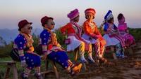 Tak hanya itu, biasanya wisatawan domestik yang datang akan mengenakan pakaian tradisional saat menunggu matahari terbit.