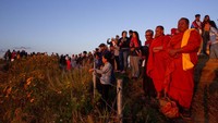 Wisatawan berkumpul di puncak tebing gunung Phu Chi Fa saat matahari terbit di Chiang Rai, Thailand, Jumat (27/11/2020) waktu setempat. Wisatawan berkumpul di puncak tebing gunung Phu Chi Fa saat matahari terbit di Chiang Rai, Thailand, Jumat (27/11/2020) waktu setempat.