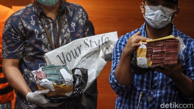 KPK menunjukan barang bukti kasus suap Wali Kota Cimahi Ajay Muhammad Priatna. Uang yang disita dari OTT Wali Kota Cimahi itu senilai Rp 425 juta.