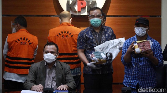 KPK menunjukan barang bukti kasus suap Wali Kota Cimahi Ajay Muhammad Priatna. Uang yang disita dari OTT Wali Kota Cimahi itu senilai Rp 425 juta.
