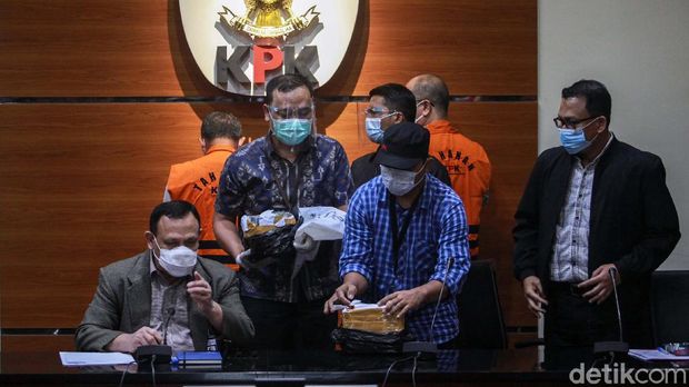 KPK menunjukan barang bukti kasus suap Wali Kota Cimahi Ajay Muhammad Priatna. Uang yang disita dari OTT Wali Kota Cimahi itu senilai Rp 425 juta.