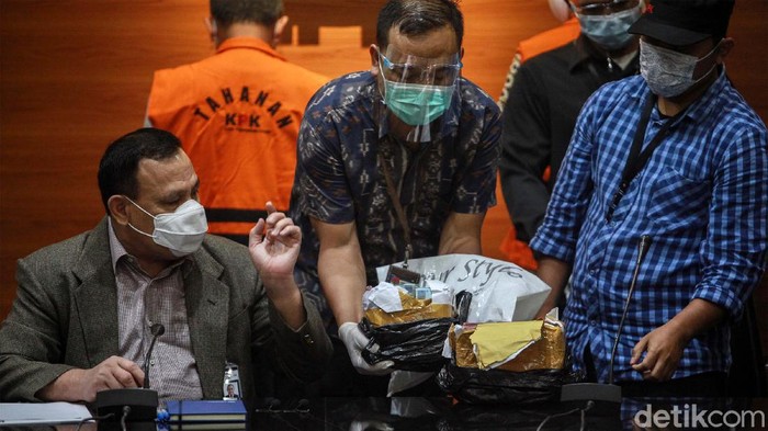 KPK menunjukan barang bukti kasus suap Wali Kota Cimahi Ajay Muhammad Priatna. Uang yang disita dari OTT Wali Kota Cimahi itu senilai Rp 425 juta.