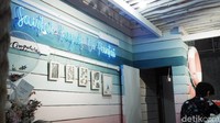 Karena lokasinya berbentuk seperti pujasera modern, Kafe Tropical Vibes ini ada di lantai dua dengan bar berwarna terang ala pantai.