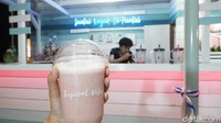 Bar dengan perpaduan warna biru dan pink menyambut kita saat tiba di kafe Tropical Vibes.