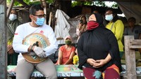 Bagi warga, berkebun mendekatkan mereka pada sumber makanan. Sayur mayur yang ditanam sendiri lebih jelas perawatannya dan harganya pun lebih murah. Di pasaran, harga sayuran organik dibanderol 2-3 kali lipat dari sayur pada umumnya. Ditumbuhi lebih dari 10 jenis tanaman, akhirnya seluruh sayuran bisa diperuntukan bagi warga serta dipasarkan ke sejumlah konsumennya. dok. RIB Lawan COVID-19