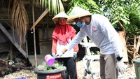 Menerapkan urban farming, gerakan yang diinisiasi oleh ibu-ibu Pemberdayaan Kesejahteraan Keluarga (PKK) RW 05 ini coba memenuhi kebutuhan pangan secara mandiri kala terdampak COVID-19 menghantam perekonomian mereka. Melalui inovasi pertanian dengan metode aquaponik budidaya ikan dalam ember, kini lahan bekas pembuangan puing dan sampah di jadi hijau dengan tanaman teleng, kelor, pokcoy, kangkung, bayam. dok. RIB Lawan COVID-19