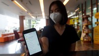 Konsumen mengkakses Aplikasi GrabHealth powered by Good Doctor di Jakarta. Prodia bekerja sama dengan Good Doctor Technology Indonesia (Good Doctor) menyediakan pemeriksaan kesehatan yang dapat  dipesan melalui layanan telemedis Good Doctor.  Foto: dok. GrabHealth