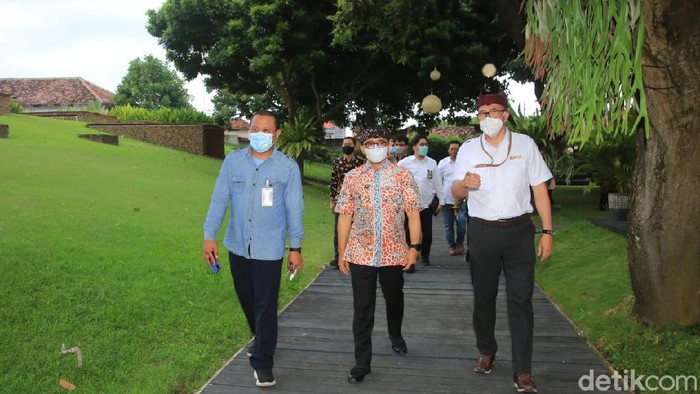 Kepala Badan Pengatur Jalan Tol (BPJT) Kementerian PUPR Danang Parikesit bertemu bupati anas