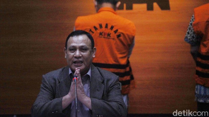 Ketua KPK Firli Bahuri memberi keterangan pers terkait OTT Wali Kota Cimahi Ajay M Priatna. Ajay ditetapkan sebagai tersangka kasus suap pembangunan rumah sakit.