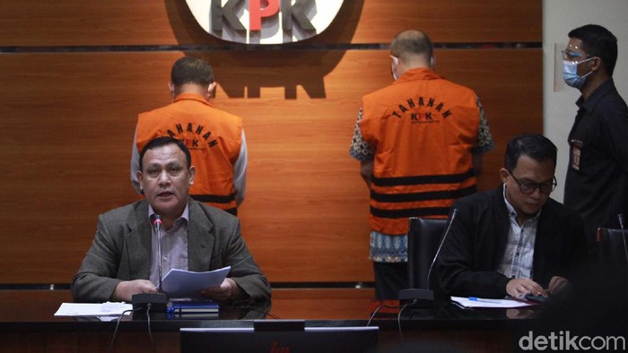 Ketua KPK Firli Bahuri memberi keterangan pers terkait OTT Wali Kota Cimahi Ajay M Priatna. Ajay ditetapkan sebagai tersangka kasus suap pembangunan rumah sakit.