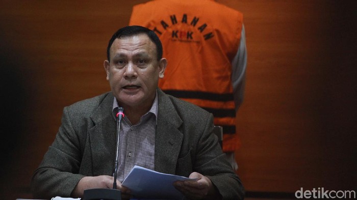 Ketua KPK Jelaskan Kasus OTT Wali Kota Cimahi Ketua KPK Firli Bahuri memberi keterangan pers terkait OTT Wali Kota Cimahi Ajay M Priatna. Ajay ditetapkan sebagai tersangka kasus suap pembangunan rumah sakit.