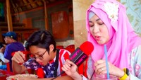 Saat masih kecil, Kiesha sering ikut sang ibu kemana-mana. Salah satunya ke warung rujak glogor khas Bali yang terkenal enak. Foto: Instagram kiesha.alvaro